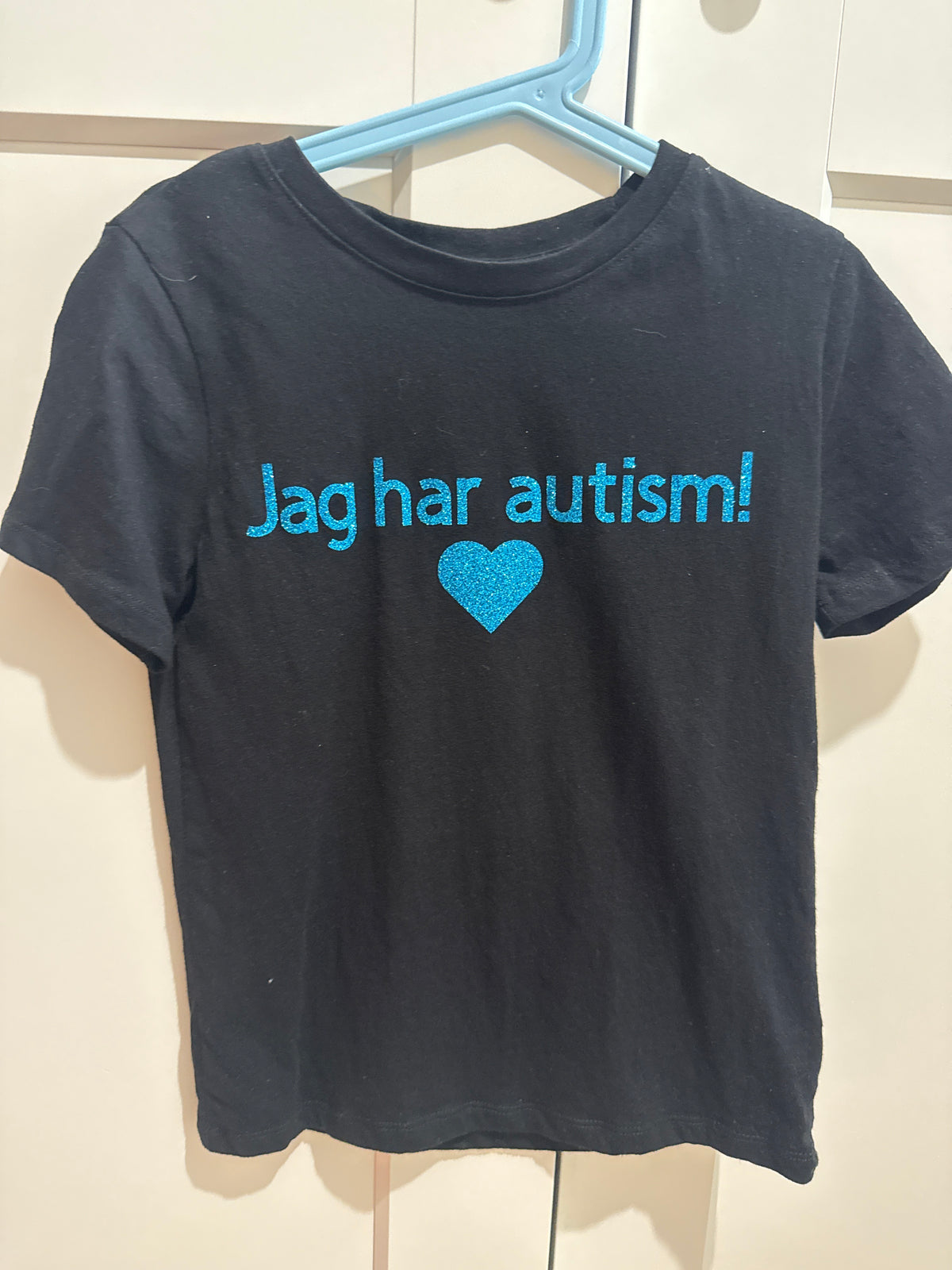 Svart T-shirt blått tryck
